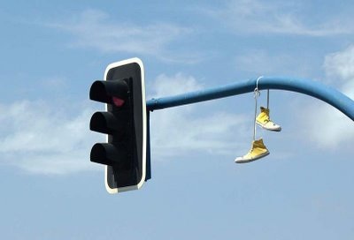 Theo vết những đôi giày biết bay "shoefiti" - 4 Theo vết những đôi giày biết bay "shoefiti" - 4