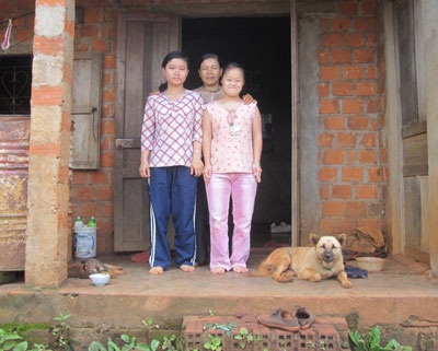 Cuộc sống tha hương khốn khó của ba mẹ con - 1 Cuộc sống tha hương khốn khó của ba mẹ con - 1
