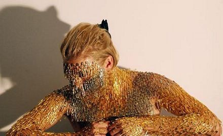 Phủ kín người bằng kim băng - 4 Phủ kín người bằng kim băng - 4