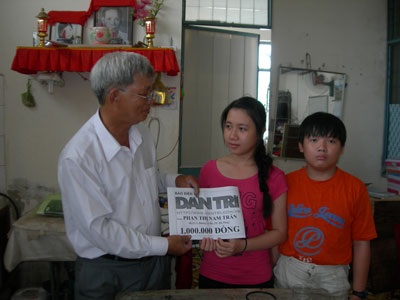 Quà nhân ái đến với ba chị em mồ côi - 1