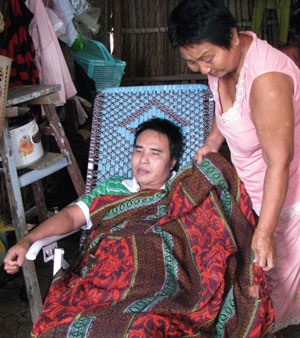 Nước mắt rơi quanh câu chuyện mẹ già nuôi con bệnh tật - 1