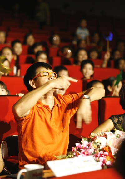 Xuân Bắc, Châu Anh, Thái Thùy Linh “ngố” khi…làm mặt xấu - 11