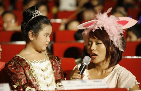 Xuân Bắc, Châu Anh, Thái Thùy Linh “ngố” khi…làm mặt xấu - 8