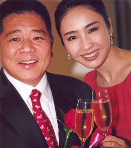 Lê Tư liên tiếp được chồng tặng quà sau khi sinh - 1