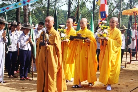 Hơn 2 vạn người nô nức khai hội Quán Thế Âm - 1