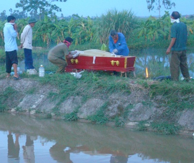 Người nhà “trình” xác nạn nhân đòi trách nhiệm - 1