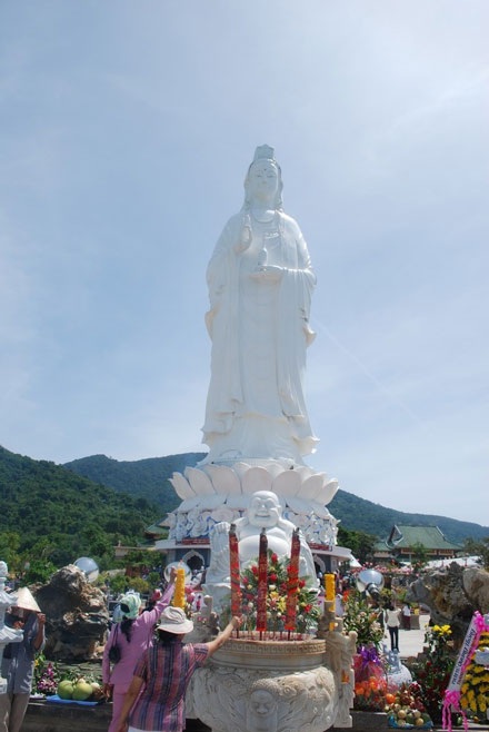 Khánh thành ngôi chùa có tượng Phật Bà lớn nhất Việt Nam - 4 Khánh thành ngôi chùa có tượng Phật Bà lớn nhất Việt Nam - 4