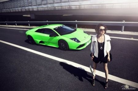 Người đẹp khoe dáng bên siêu xe Lamborghini - 1