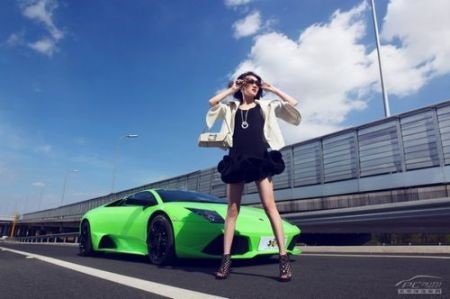 Người đẹp khoe dáng bên siêu xe Lamborghini - 2