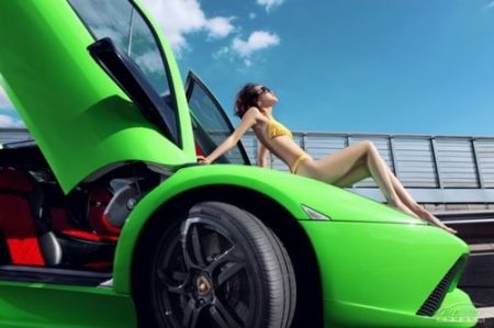 Người đẹp khoe dáng bên siêu xe Lamborghini - 7