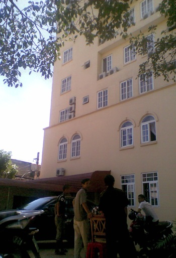 Vụ người rơi từ tầng 9 khách sạn: Thuê phòng để sử dụng ma túy  - 1