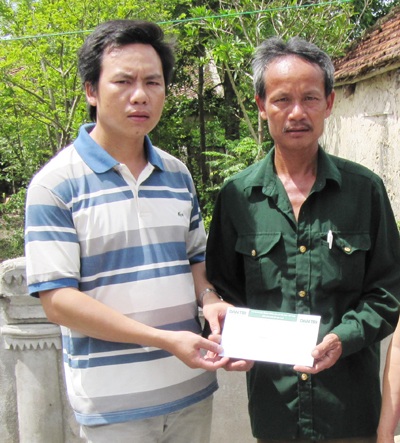 Tấm lòng bạn đọc trở lại với em bé lớp 3 khất thực... - 1