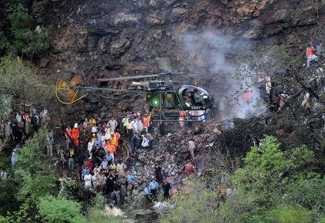 Tìm thấy hộp đen máy bay rơi ở Pakistan - 1