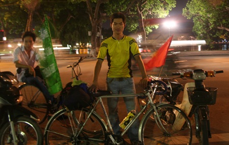 Hiển “đạp xe xuyên Việt” về đích Hà Nội - 1