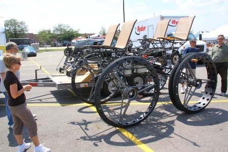 Xe đạp 4 chỗ, 4 bánh “siêu khủng” - 2