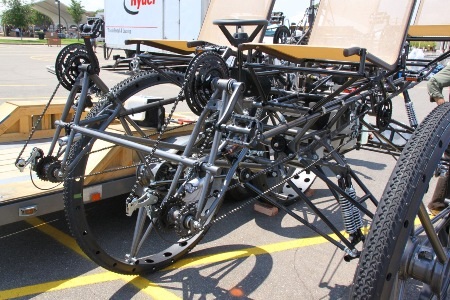 Xe đạp 4 chỗ, 4 bánh “siêu khủng” - 7