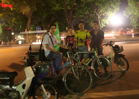 Hiển “đạp xe xuyên Việt” về đích Hà Nội - 2