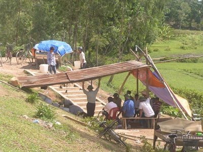 Đấu thầu kinh doanh “nước thánh” ở... khe núi - 1