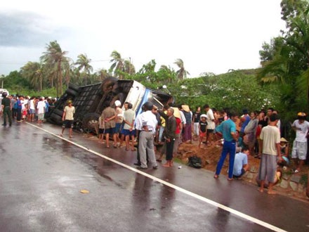 Xe khách lật nghiêng, 14 người bị thương - 1