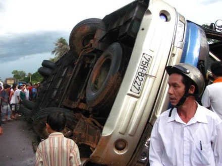 Xe khách lật nghiêng, 14 người bị thương - 2