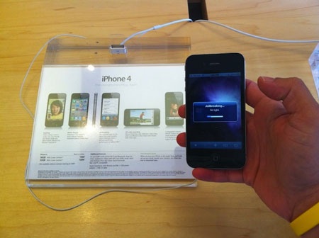 Bẻ khóa iPhone 4 ngay tại gian hàng Apple Store - 1 Bẻ khóa iPhone 4 ngay tại gian hàng Apple Store - 1