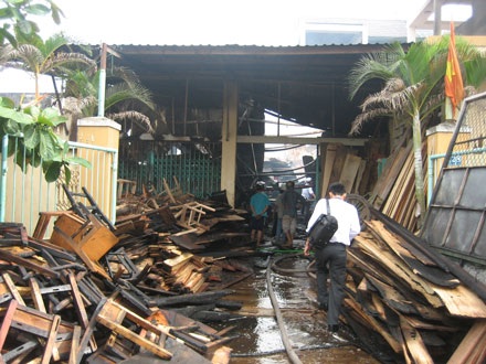 Đà Nẵng: Cháy dữ dội một xưởng gỗ - 2