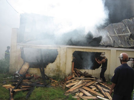 Đà Nẵng: Cháy dữ dội một xưởng gỗ - 1