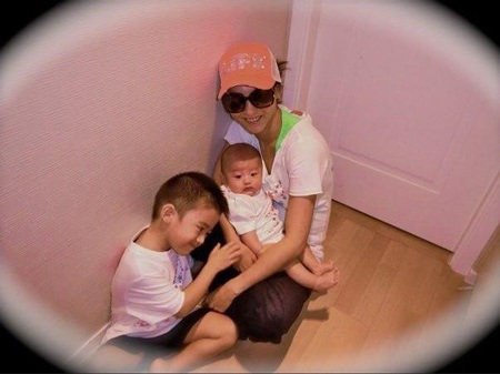 Hình ảnh đáng yêu về hai cậu nhóc nhà Trương Bá Chi  - 1