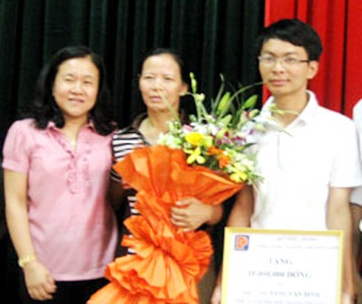 Nghệ An: Khen thưởng đôi bạn thủ khoa - 1