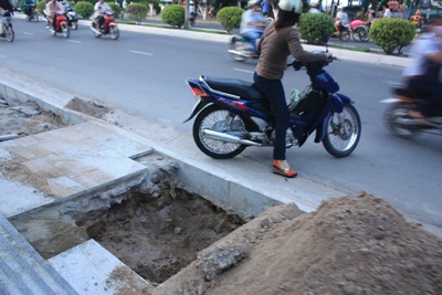 Khổ vì đào xới vỉa hè - 7 Khổ vì đào xới vỉa hè - 7