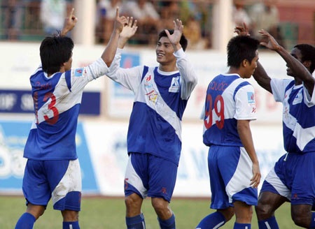 Thủng lưới 5 bàn, B. Bình Dương ê chề rời Nha Trang - 1