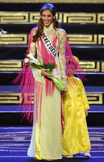 Sao ngoại duyên dáng trong tà áo dài Việt Nam  - 7