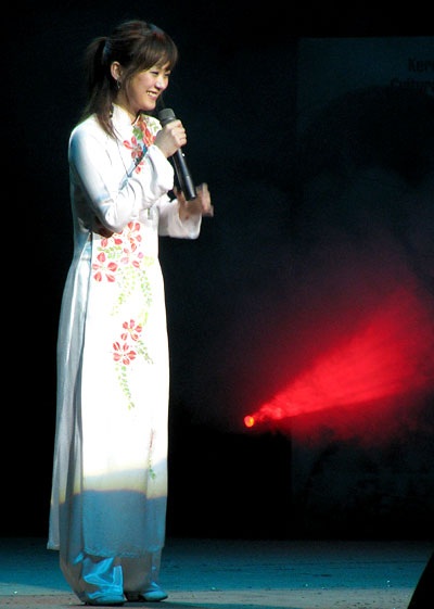 Sao ngoại duyên dáng trong tà áo dài Việt Nam  - 10