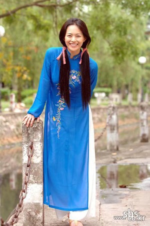 Sao ngoại duyên dáng trong tà áo dài Việt Nam  - 9