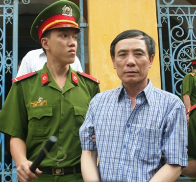 Nguyên Chủ tịch huyện bị tố mượn tiền tỷ rồi “xù” - 1 Nguyên Chủ tịch huyện bị tố mượn tiền tỷ rồi “xù” - 1