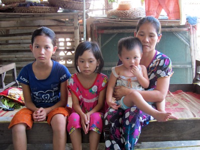 Ba đứa trẻ thơ và người mẹ khốn khổ - 1