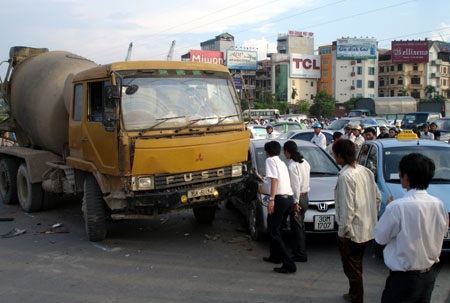 Hà Nội: Xe trộn bê tông “đè” 4 ô tô giữa ngã tư - 1 Hà Nội: Xe trộn bê tông “đè” 4 ô tô giữa ngã tư - 1