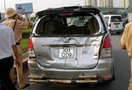 Hà Nội: Xe trộn bê tông “đè” 4 ô tô giữa ngã tư - 2 Hà Nội: Xe trộn bê tông “đè” 4 ô tô giữa ngã tư - 2