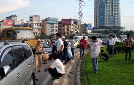 Hà Nội: Xe trộn bê tông “đè” 4 ô tô giữa ngã tư - 3 Hà Nội: Xe trộn bê tông “đè” 4 ô tô giữa ngã tư - 3