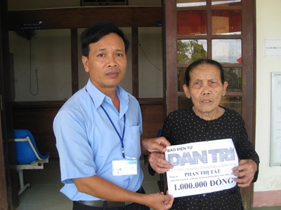 Trao quà nhân ái tới bà cụ 81 tuổi và đứa cháu mồ côi - 1