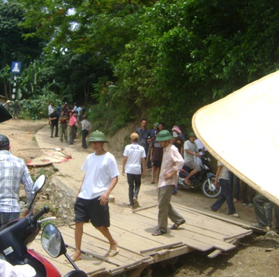 Đâm chết vợ và em vợ tại bến đò - 1