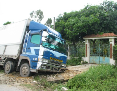 Tránh cụ già, xe chở hoa quả “cày” nát ngõ nhà dân - 2 Tránh cụ già, xe chở hoa quả “cày” nát ngõ nhà dân - 2