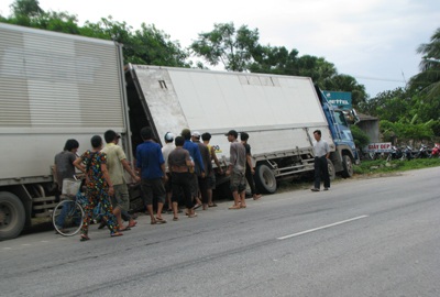 Tránh cụ già, xe chở hoa quả “cày” nát ngõ nhà dân - 1 Tránh cụ già, xe chở hoa quả “cày” nát ngõ nhà dân - 1