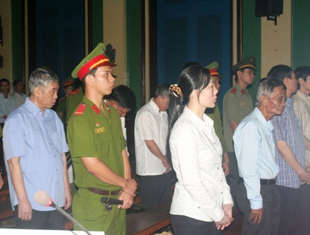 Ký duyệt hồ sơ lập dự án tại… nhà chủ tịch huyện - 1 Ký duyệt hồ sơ lập dự án tại… nhà chủ tịch huyện - 1