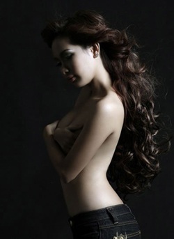 Duy Uyên muốn biết ai là kẻ đã tung ảnh bán nude - 2 Duy Uyên muốn biết ai là kẻ đã tung ảnh bán nude - 2