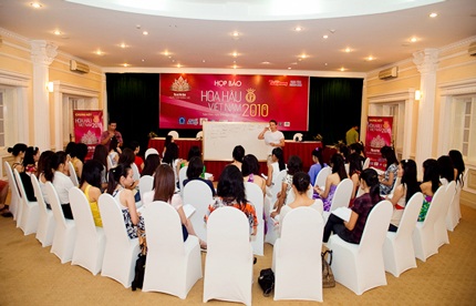 Người đẹp say sưa trong buổi học với “thầy giáo Hollywood” - 1 Người đẹp say sưa trong buổi học với “thầy giáo Hollywood” - 1