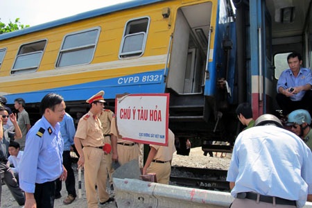 Tông phải xe ben, 3 toa tàu “bay” khỏi đường ray - 3 Tông phải xe ben, 3 toa tàu “bay” khỏi đường ray - 3