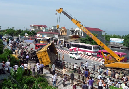 Tông phải xe ben, 3 toa tàu “bay” khỏi đường ray - 6 Tông phải xe ben, 3 toa tàu “bay” khỏi đường ray - 6