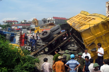 Tông phải xe ben, 3 toa tàu “bay” khỏi đường ray - 7 Tông phải xe ben, 3 toa tàu “bay” khỏi đường ray - 7