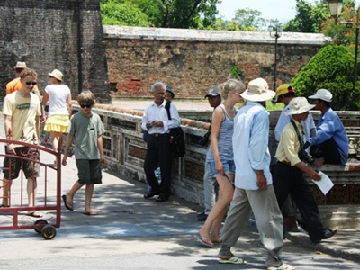 Thừa Thiên - Huế: "Mạnh tay" với nạn chèo kéo khách du lịch - 1